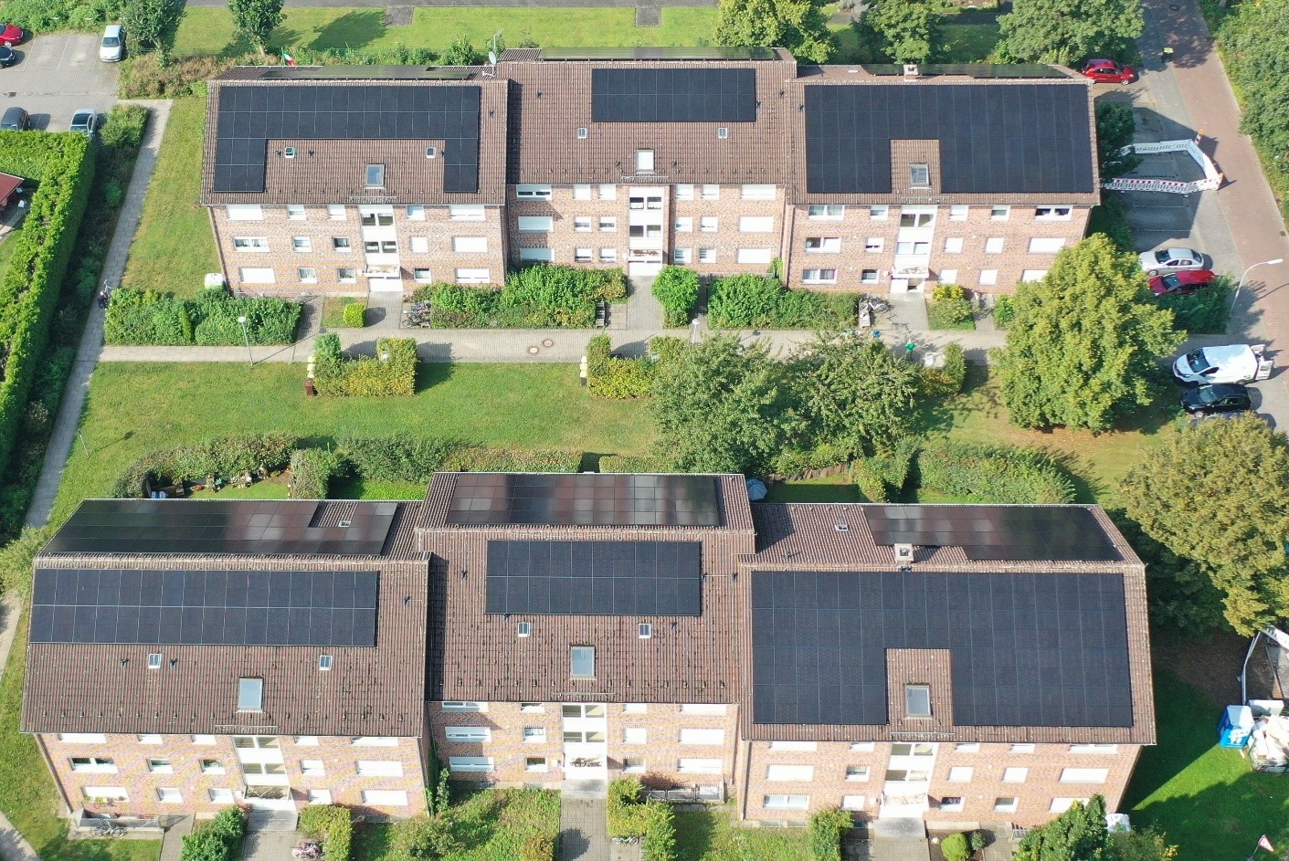 Insgesamt 532 Solarmodule haben die Monteure von Ewenso auf sechs Wohngebäuden der BWG angebracht. Sie sorgen zukünftig für mehr grünen Strom im Beckumer Netz. (Foto: Energieversorgung Beckum, zum Abdruck frei)